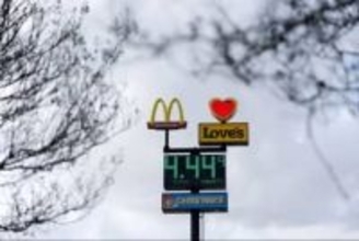 トランプ氏、ガソリン価格高騰を意に介さず　戦争で米国の原油価格上昇する中