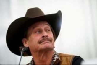 キッド・ロックさんの自宅付近でアパッチヘリを飛行、米陸軍要員に停職処分も国防長官が解除を発表