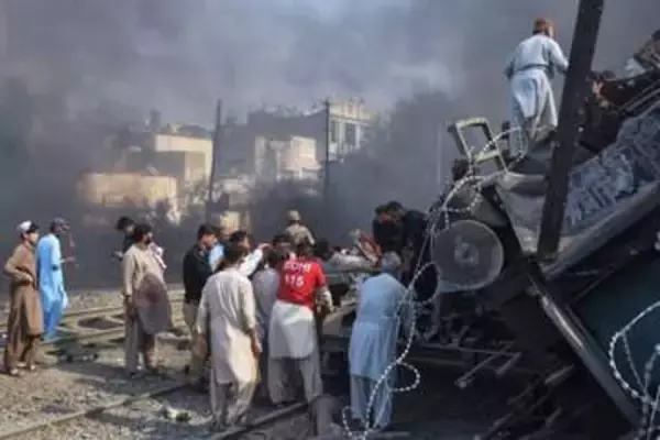 鉄道駅付近で爆弾攻撃、少なくとも23人死亡　パキスタン