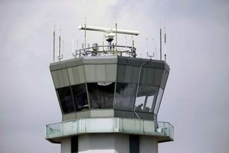デルタ航空機、降下中に花火に当たったか　操縦士「大きな衝撃感じた」　米シカゴ