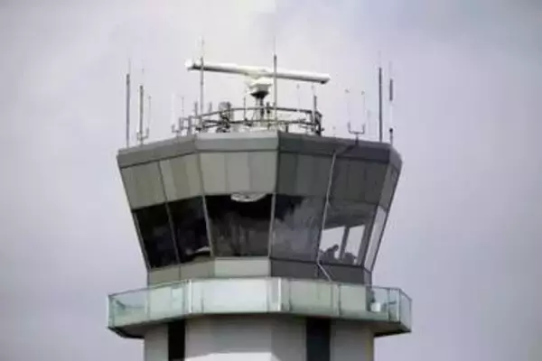 デルタ航空機、降下中に花火に当たったか　操縦士「大きな衝撃感じた」　米シカゴ