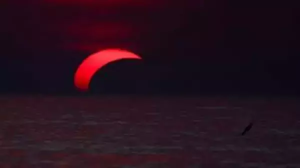 珍しい夕暮れ時の皆既日食、世界の天体ファンを魅了