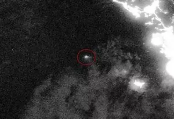 フーシ、紅海でサウジのタンカー攻撃と主張　衛星画像に炎上するタンカーか