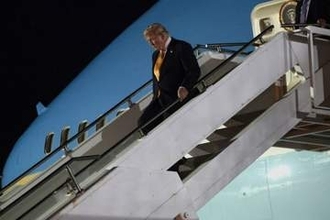 トランプ氏、イランの脅威受けトルコから小型機で出国　機内食搬入車でひそかに大統領専用機から移動