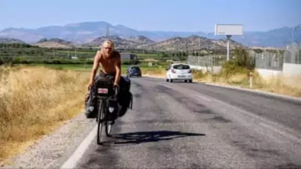 父が自転車で旅した1980年代の写真、40年後に息子が1枚ずつ再現　英国から豪州へ