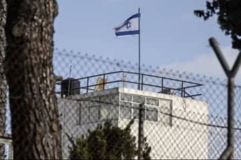 イスラエル警察、UNRWA施設に踏み込む　国連旗に代えてイスラエル国旗掲揚とUNRWAトップ