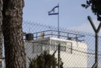 イスラエル警察、UNRWA施設に踏み込む　国連旗に代えてイスラエル国旗掲揚とUNRWAトップ