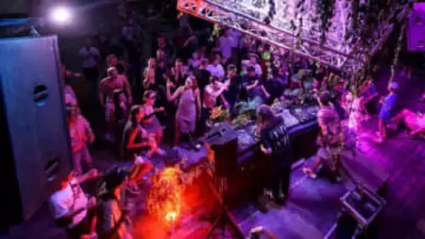 「プーチンの墓で踊ろう」　戦時下のウクライナで今も続く抵抗運動としての「レイブ」