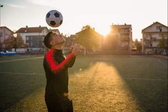 アメフトだけでなくサッカーも、長期的な脳の健康に影響与える可能性　新研究