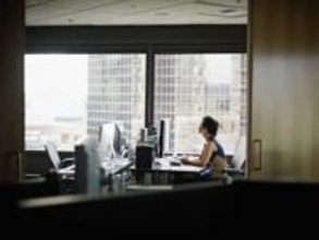 企業国家アメリカ、女性の地位向上に後退リスク　報告書が警告