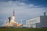 「スペースX、株式上場で750億ドルを調達へ　マスク氏史上初の1兆ドル長者に」の画像1