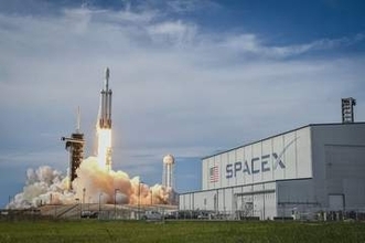 スペースX、株式上場で750億ドルを調達へ　マスク氏史上初の1兆ドル長者に