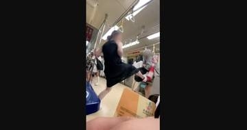 電車の優先席めぐり乗客が乱闘、動画拡散で議論噴出　東アジア