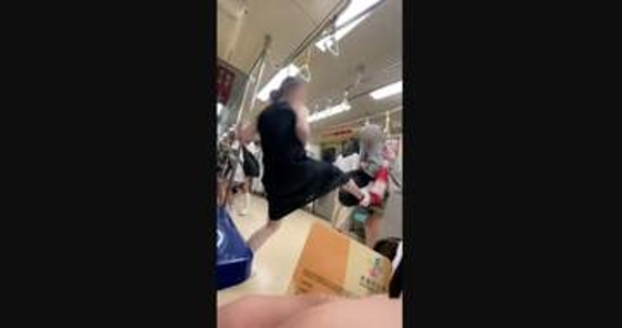 電車の優先席めぐり乗客が乱闘、動画拡散で議論噴出　東アジア