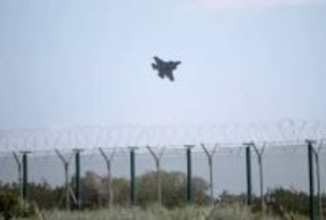 キプロスの英軍基地へ攻撃、英国が駆逐艦派遣　紛争に巻き込まれることに懸念の声