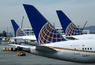 乗客がコックピット侵入を「何度も試みる」、旅客機が行き先変更して緊急着陸　米
