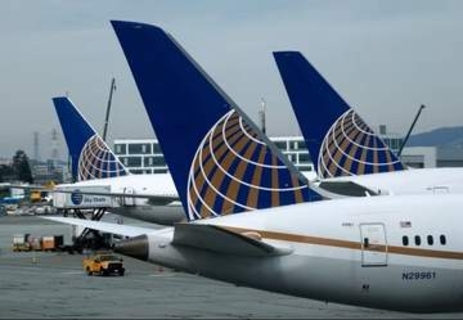 乗客がコックピット侵入を「何度も試みる」、旅客機が行き先変更して緊急着陸　米