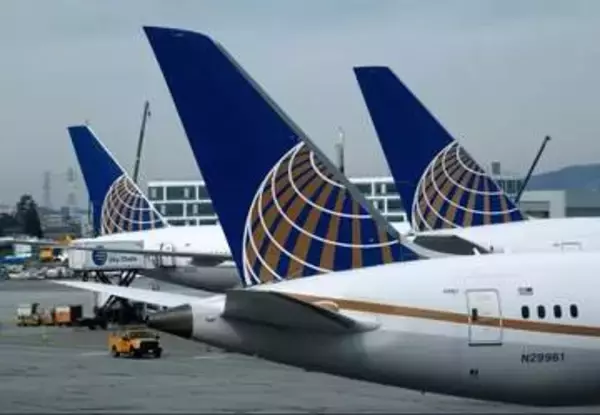 乗客がコックピット侵入を「何度も試みる」、旅客機が行き先変更して緊急着陸　米