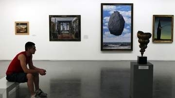 マルグリットの名画「ピレネーの城」、子どもが松ぼっくりで傷つける