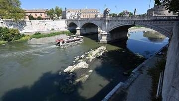 猛暑のローマ、川の水位低下で「ネロの橋」の遺構露出　建設は2000年前