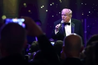 トランプ氏、医師の推奨量超えるアスピリンを服用　手の「あざ」はその影響？