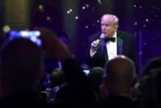 トランプ氏、医師の推奨量超えるアスピリンを服用　手の「あざ」はその影響？