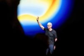 米アップルのティム・クックCEO退任へ、15年ぶりトップ交代
