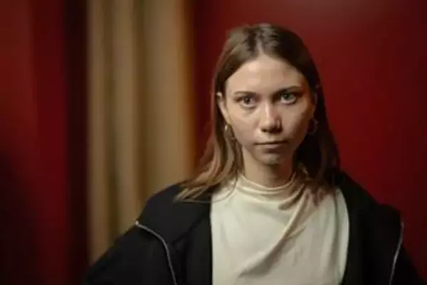 幼少時にロシアで描いた反戦の絵、4年経った今も少女の人生に影を落とす