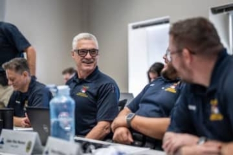 ドラマで警官を演じた米俳優、本物の警官に　警察学校で訓練に励む65歳