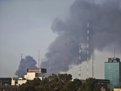 イラン首都に爆撃、市中心部で立ち上る煙　映像確認