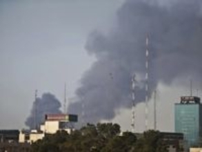イラン首都に爆撃、市中心部で立ち上る煙　映像確認