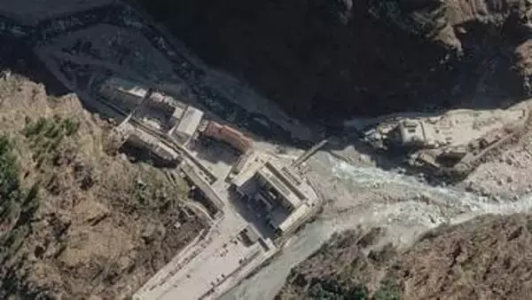 ネパール・中国の国境施設、洪水で跡形もなく消失　航空写真が前後の様子を捉える