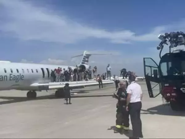 米アメリカン航空の旅客機内で煙、緊急着陸　下院議員も搭乗
