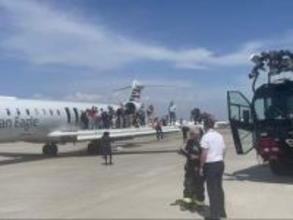 米アメリカン航空の旅客機内で煙、緊急着陸　下院議員も搭乗