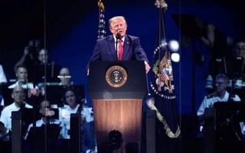 トランプ氏、建国250年を記念する演説開始　天候による遅れ経て