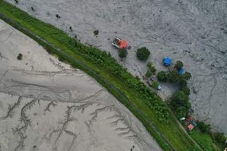 ネパール・中国洪水の死者、計1000人超える　身元不明の遺体を集団墓地に埋葬