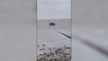 GPSナビに従ったら「極めて危険な」干潟に突入、配達車両が身動きできず　英