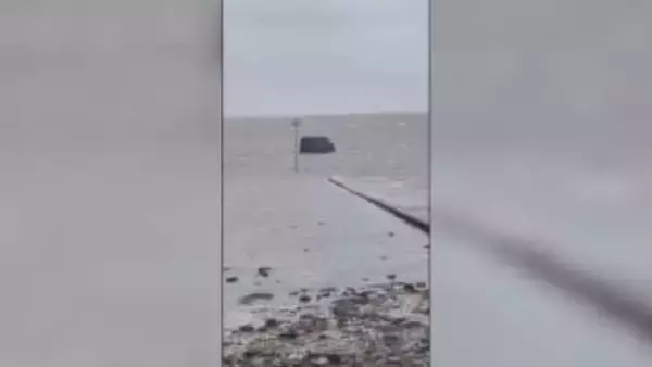 GPSナビに従ったら「極めて危険な」干潟に突入、配達車両が身動きできず　英