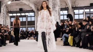 聖なる装飾からセクシーへ、レースが再び流行している理由