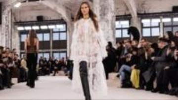 聖なる装飾からセクシーへ、レースが再び流行している理由