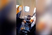 飛行中に旅客機の窓脱落、乗客が「肩まで」吸い出される　ギリシャ