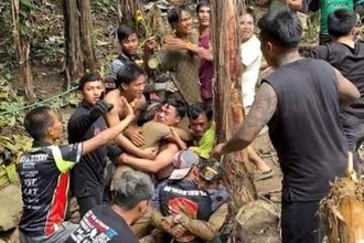 水没した洞窟から脱出の4人、衰弱と空腹の果てに自力生還　今も2人の捜索続く　ラオス