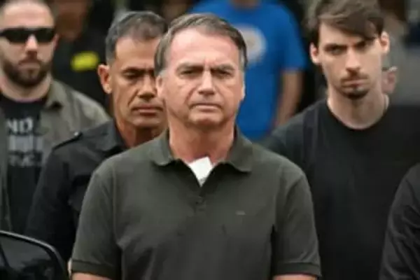 ブラジル前大統領、服役開始　数日前に逃亡疑いで拘束