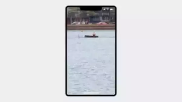 日光浴している男性のすぐそばにシャチ、驚いて跳ね起きる　NZ