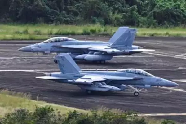 米軍航空ショーで墜落事故、210億円相当の機体喪失　リスク冒し開催する理由は