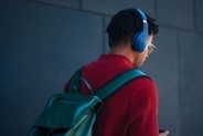 ヘッドホンで長時間音楽を聴く習慣、潜むリスクは　専門家が警鐘