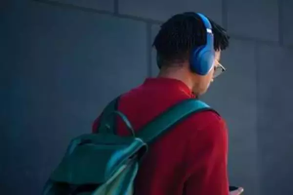 ヘッドホンで長時間音楽を聴く習慣、潜むリスクは　専門家が警鐘