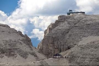 米国人観光客が300メートル滑落して死亡、写真撮ろうと登山道を外れる　イタリア