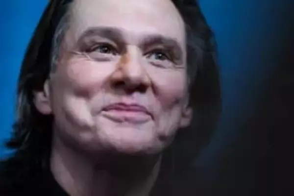 俳優ジム・キャリーの「顔」が論争の的に　セザール賞授賞式に出席したのは別人？