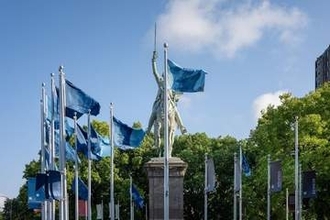 ワシントン像取り囲む「その他のワシントン」、見直される記念碑のあり方　米シカゴ